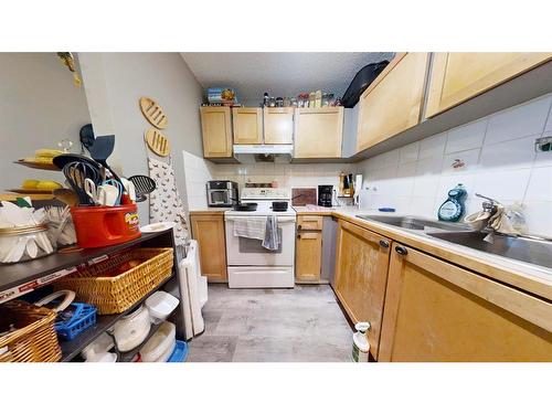 312-1712 38 Street Se, Calgary, AB - Indoor Photo Showing Kitchen