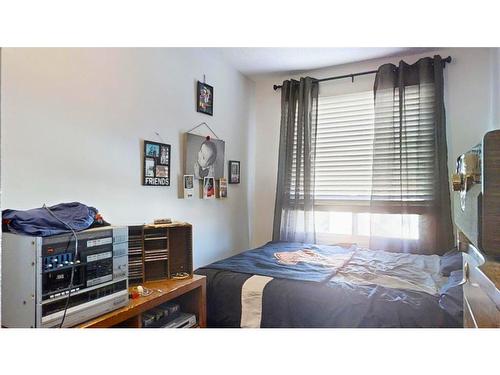 312-1712 38 Street Se, Calgary, AB - Indoor Photo Showing Bedroom