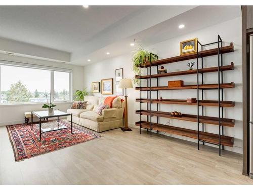 406-3450 19 Street Sw, Calgary, AB - Indoor Photo Showing Living Room