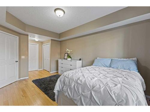 107-838 19 Avenue Sw, Calgary, AB - Indoor Photo Showing Bedroom