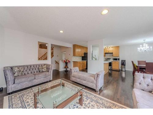 316 Morningside Crescent Sw, Airdrie, AB - Indoor Photo Showing Living Room