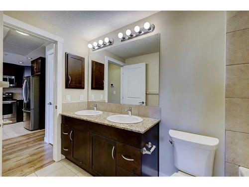 207-32 Varsity Estates Circle Nw, Calgary, AB - Indoor Photo Showing Bathroom