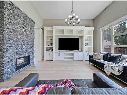 2515 3 Avenue Nw, Calgary, AB - Indoor Photo Showing Living Room With Fireplace