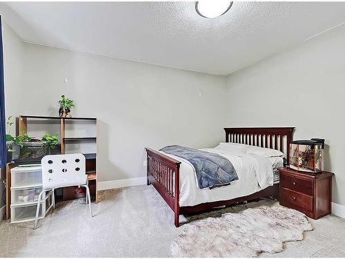 2515 3 Avenue Nw, Calgary, AB - Indoor Photo Showing Bedroom