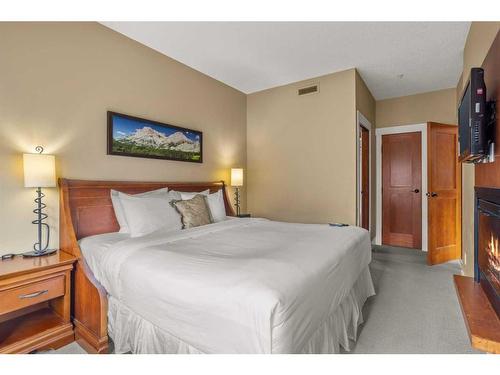 107Bf-187 Kananaskis Way, Canmore, AB - Indoor Photo Showing Bedroom