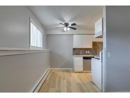 4-232 Sabrina Way Sw, Calgary, AB - Indoor Photo Showing Kitchen