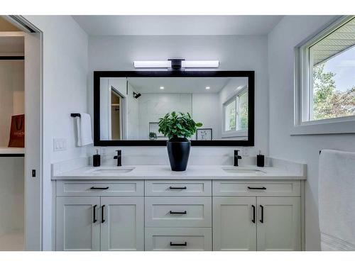 23 Hoover Place Sw, Calgary, AB - Indoor Photo Showing Bathroom