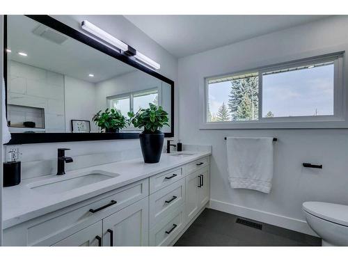 23 Hoover Place Sw, Calgary, AB - Indoor Photo Showing Bathroom