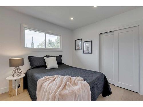 23 Hoover Place Sw, Calgary, AB - Indoor Photo Showing Bedroom