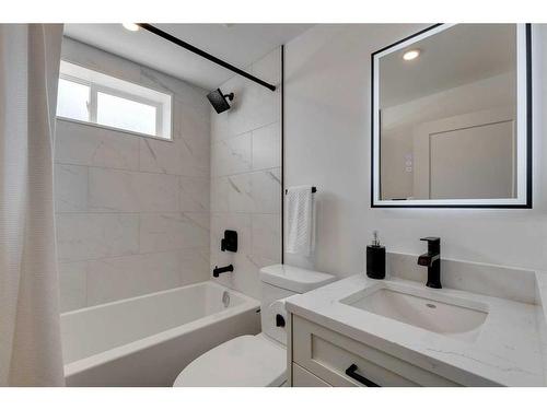 23 Hoover Place Sw, Calgary, AB - Indoor Photo Showing Bathroom