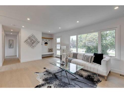 23 Hoover Place Sw, Calgary, AB - Indoor Photo Showing Living Room