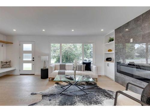 23 Hoover Place Sw, Calgary, AB - Indoor Photo Showing Living Room