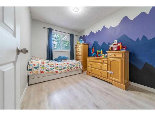 7846 20A Street Se, Calgary, AB - Indoor Photo Showing Bedroom