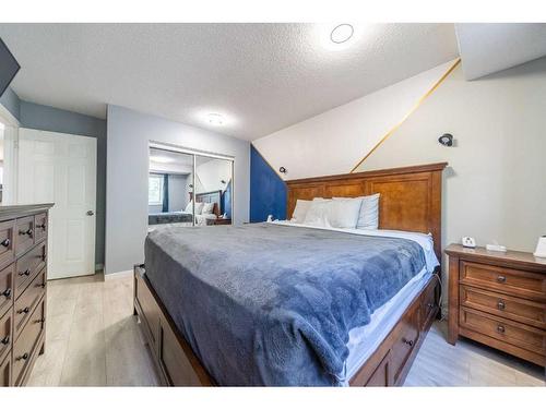 7846 20A Street Se, Calgary, AB - Indoor Photo Showing Bedroom