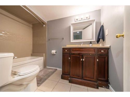 7846 20A Street Se, Calgary, AB - Indoor Photo Showing Bathroom