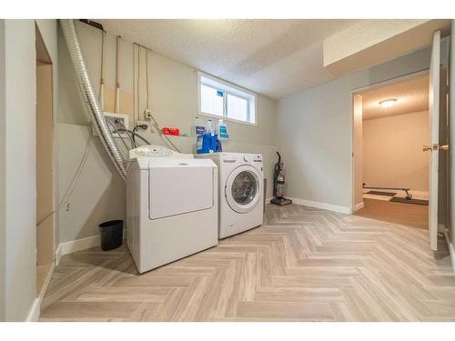 7846 20A Street Se, Calgary, AB - Indoor Photo Showing Laundry Room