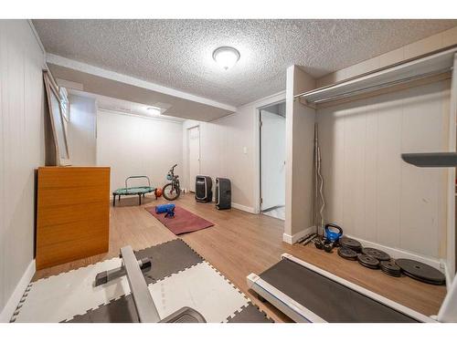 7846 20A Street Se, Calgary, AB - Indoor Photo Showing Other Room