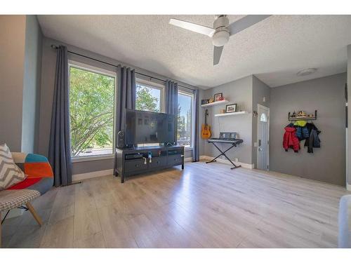 7846 20A Street Se, Calgary, AB - Indoor Photo Showing Living Room