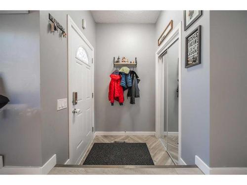 7846 20A Street Se, Calgary, AB - Indoor Photo Showing Other Room