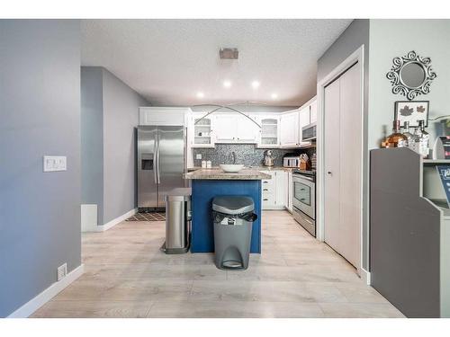 7846 20A Street Se, Calgary, AB - Indoor Photo Showing Kitchen