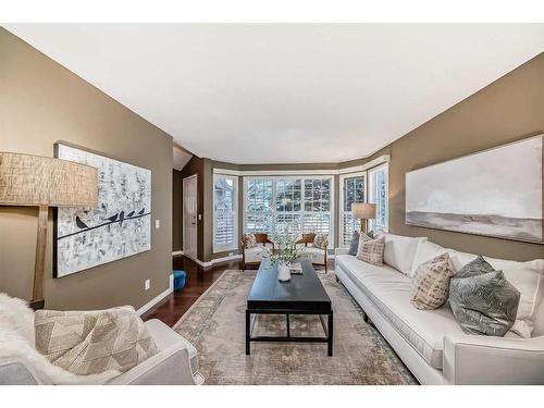 105 Hawkbury Close Nw, Calgary, AB - Indoor Photo Showing Living Room