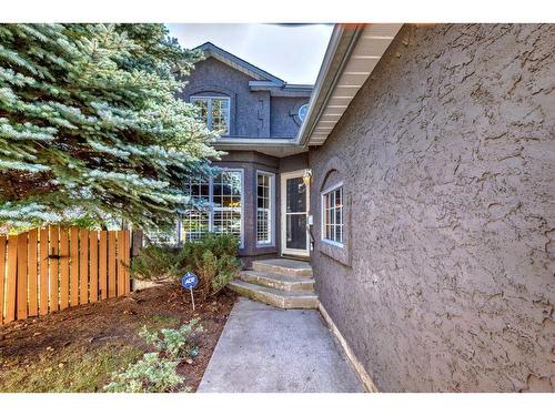 105 Hawkbury Close Nw, Calgary, AB - Outdoor