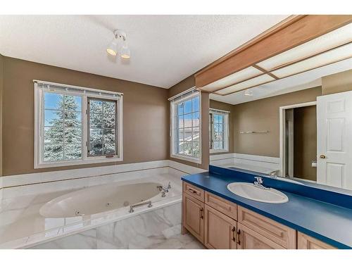 105 Hawkbury Close Nw, Calgary, AB - Indoor Photo Showing Bathroom