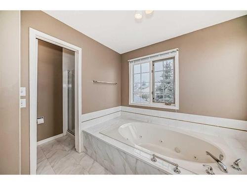 105 Hawkbury Close Nw, Calgary, AB - Indoor Photo Showing Bathroom