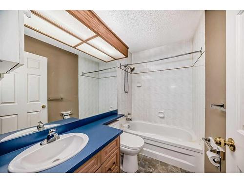 105 Hawkbury Close Nw, Calgary, AB - Indoor Photo Showing Bathroom