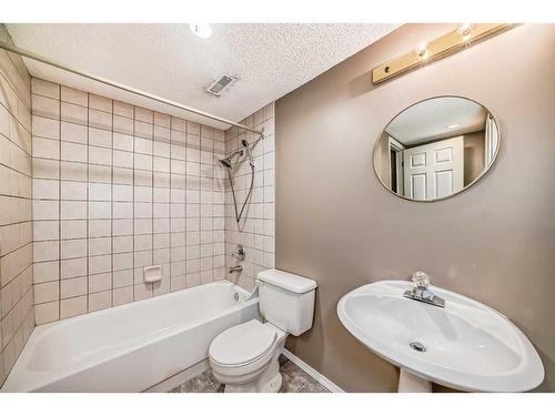 105 Hawkbury Close Nw, Calgary, AB - Indoor Photo Showing Bathroom