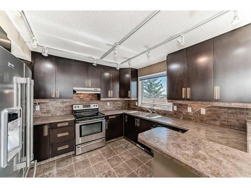 105 Hawkbury Close Nw, Calgary, AB - Indoor Photo Showing Kitchen