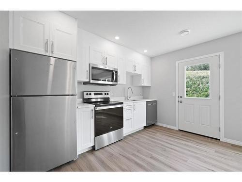 26 Valarosa Park, Didsbury, AB - Indoor Photo Showing Kitchen With Stainless Steel Kitchen