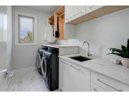 515 30 Avenue Nw, Calgary, AB - Indoor Photo Showing Bathroom