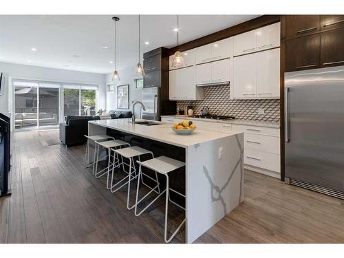 515 30 Avenue Nw, Calgary, AB - Indoor Photo Showing Kitchen With Upgraded Kitchen