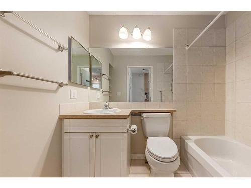 8421 Centre Street Nw, Calgary, AB - Indoor Photo Showing Bathroom