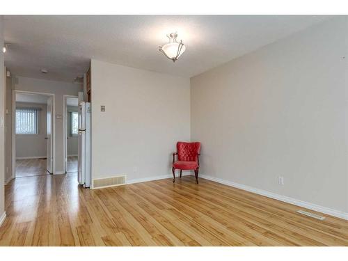 8421 Centre Street Nw, Calgary, AB - Indoor Photo Showing Other Room