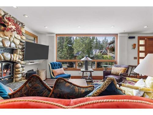 1005 9 Avenue, Canmore, AB - Indoor Photo Showing Living Room