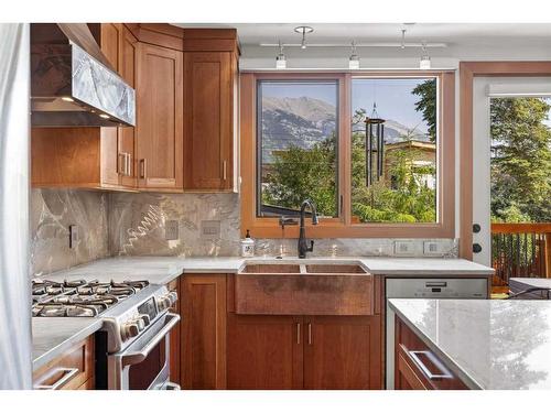 1005 9 Avenue, Canmore, AB - Indoor Photo Showing Kitchen With Double Sink