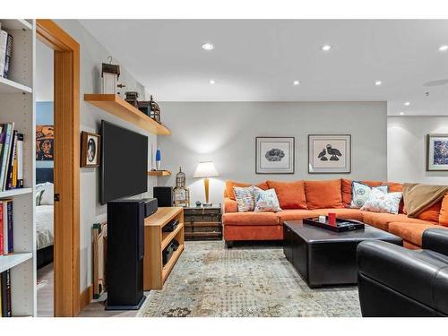 1005 9 Avenue, Canmore, AB - Indoor Photo Showing Living Room