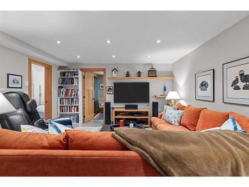 1005 9 Avenue, Canmore, AB - Indoor Photo Showing Living Room