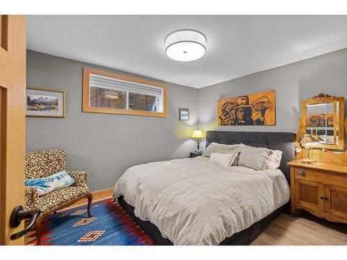 1005 9 Avenue, Canmore, AB - Indoor Photo Showing Bedroom