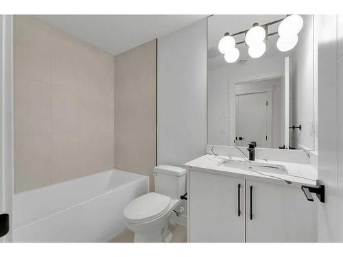 440 20 Avenue Nw, Calgary, AB - Indoor Photo Showing Bathroom