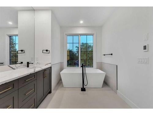 440 20 Avenue Nw, Calgary, AB - Indoor Photo Showing Bathroom