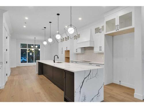 440 20 Avenue Nw, Calgary, AB - Indoor Photo Showing Kitchen With Upgraded Kitchen