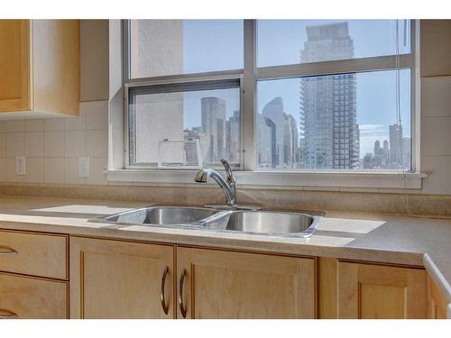 1408-1053 10 Street Sw, Calgary, AB - Indoor Photo Showing Kitchen With Double Sink