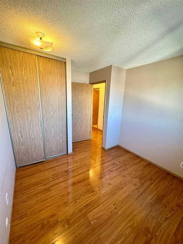 100 Martindale Boulevard Ne, Calgary, AB - Indoor Photo Showing Other Room