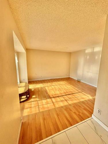 100 Martindale Boulevard Ne, Calgary, AB - Indoor Photo Showing Other Room