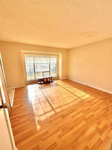 100 Martindale Boulevard Ne, Calgary, AB - Indoor Photo Showing Other Room