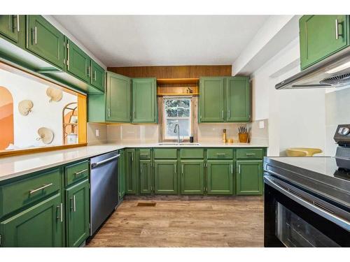 408 8A Street Ne, Calgary, AB - Indoor Photo Showing Kitchen