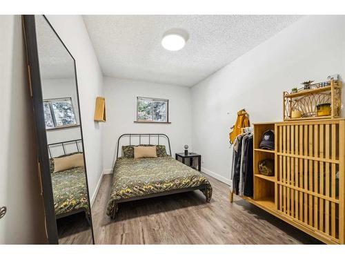 408 8A Street Ne, Calgary, AB - Indoor Photo Showing Bedroom